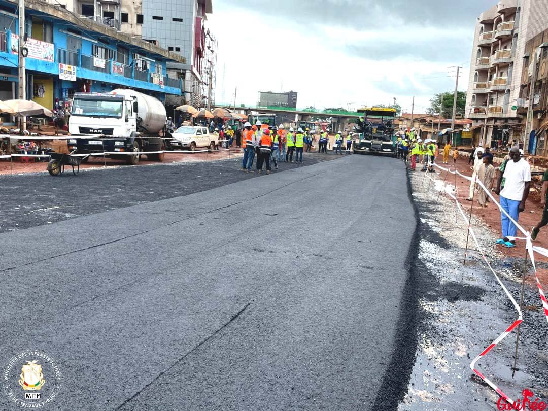 Échangeur de Bambéto

Après l'application de la dernière couche de bitume sur le niveau inférieur de l'échangeur de Bambéto, la circulation sera ouverte dans les prochains jours, sur cette voie inférieure de l'ouvrage, pour le bonheur des usagers.
#MITP #EchangeurBambeto