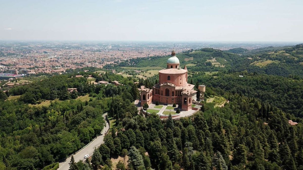 VeloFute's tweet photo. Cette montée de San Luca est quand même magnifique, avec les arches d’un côté, le public autour 😍 https://t.co/asJthsWH2V