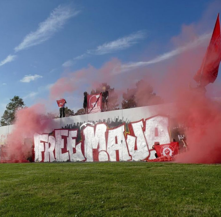 FKOonline's tweet image. #FreeMaja!

Am 28. Juni 2024 wurde Maja an die ungarischen Behörden ausgeliefert. Maja wird beschuldigt am 9. Februar 2023 mit weiteren Antifaschist:innen am „Tag der Ehre“ entschlossen Faschisten entgegengetreten zu sein.