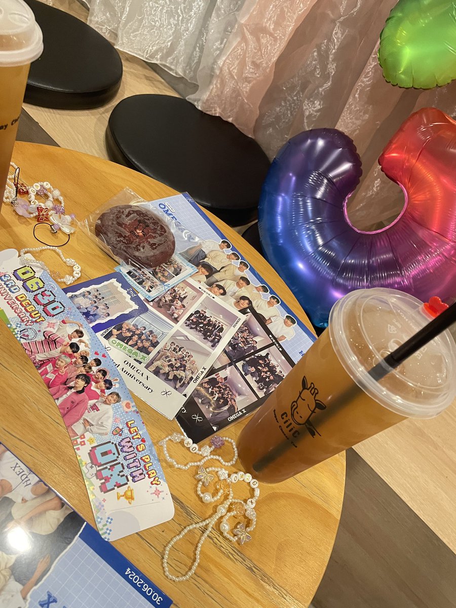 callmeforbaby_'s tweet image. ปีนี้มาเฟ่แบบฟอเอ้กเต็มตัว ปีนี้สีสันเยอะมากมีกิจกรรมสันทนาการให้จอยๆ สนุกสุบๆปีนี้มาช้าไปหน่อยไม่ได้เม้ามอยเลยปีหน้าเอาใหม่ๆ แล้วเจอกันที่คอนเสิร์ตนะคะ🤭💐✨💚🫧
โอเอ้กได้โปรดมาที่ประเทศของฉัน👊🏻🔥

#Lets_Play_With_OX
#OMEGA_X_3rd_Debut_Anniversary
#OMEGA_X