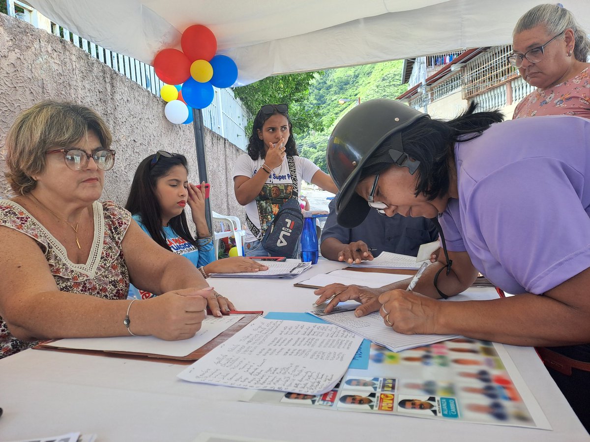 Aquí esta nuestro Pueblo Aragüeño participando en el Simulacro Electoral para ejercer su derecho al voto. 

¡La Esperanza está en la calle! 

#SimulacroPorLaPaz 
<a href="/NicolasMaduro/">Nicolás Maduro</a> 
<a href="/dcabellor/">Diosdado Cabello R</a> 
<a href="/_LaAvanzadora/">Yelitze Santaella</a> 
<a href="/Soykarinacarpio/">Karina Carpio</a> 
<a href="/PsuvAragua_ofic/">PartidoPSUVAragua</a>