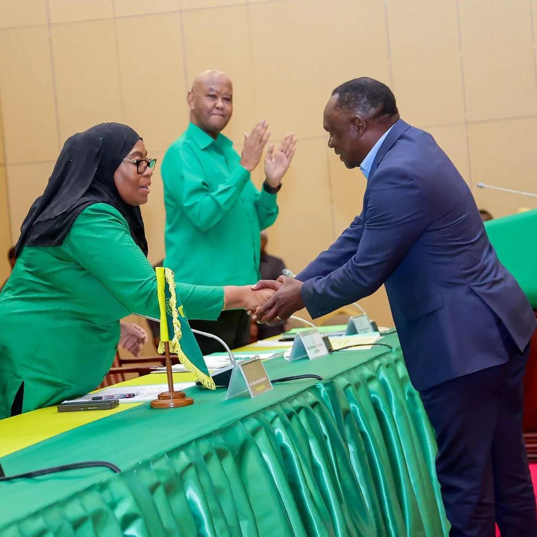 ComradeKawaida's tweet photo. Hongera sana, na karibu sana kwenye Chama cha kutenda haki, na chenye kusimamia vyema ajenda za Taifa letu la Tanzania Mchungaji @MsigwaPeter, na wewe bado hujachelewa kujiunga na CCM, KARIBUNI SANA, TUNAWAKARIBISHA 🙏🏽🙏🏽 https://t.co/5BSJU2j17H