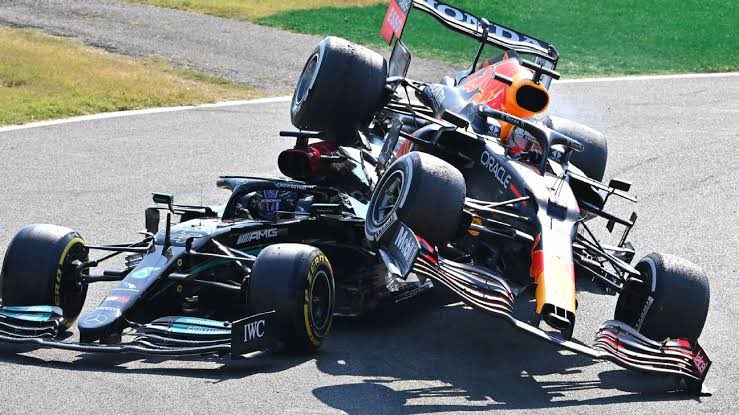 ThisIsFormu1a1's tweet photo. We have seen it with Kimi.

We have seen it with Seb.

We have seen it with Lewis.

And now have seen it with Lando.

You be the judge. 

#MaxVerstappen https://t.co/2SiLMAq2qk