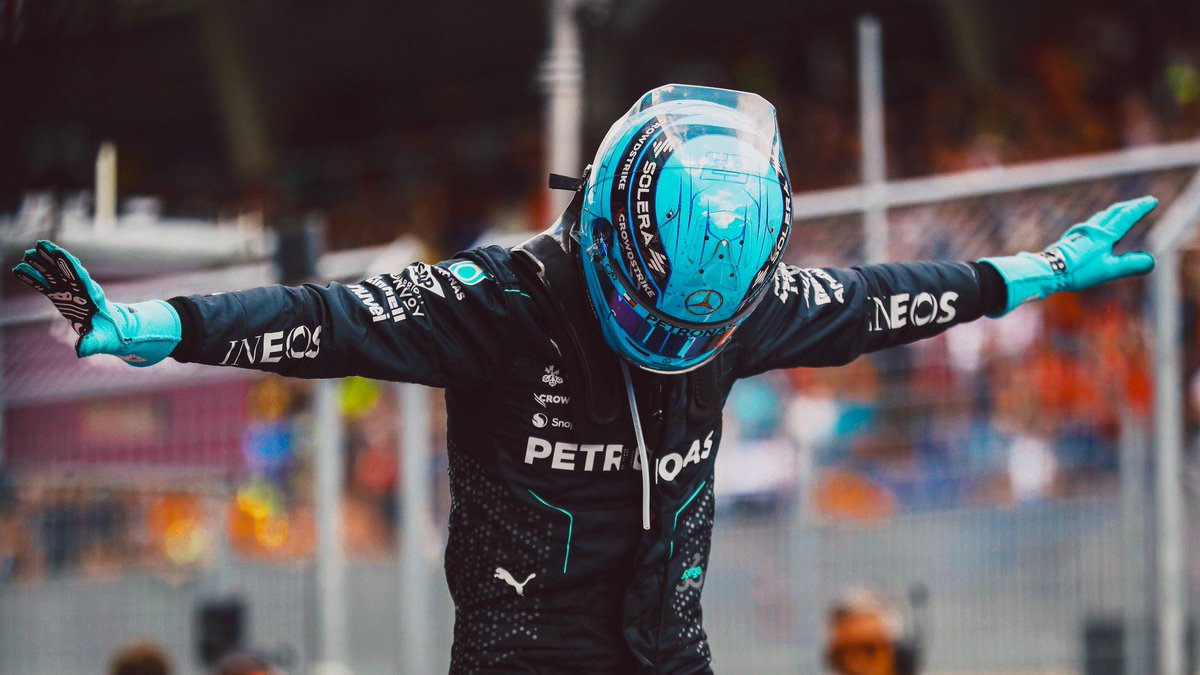 MercedesFRteam's tweet photo. Une pose de victoire ❤️🔥

#F1 #AustrianGP https://t.co/40F2zXgrzs