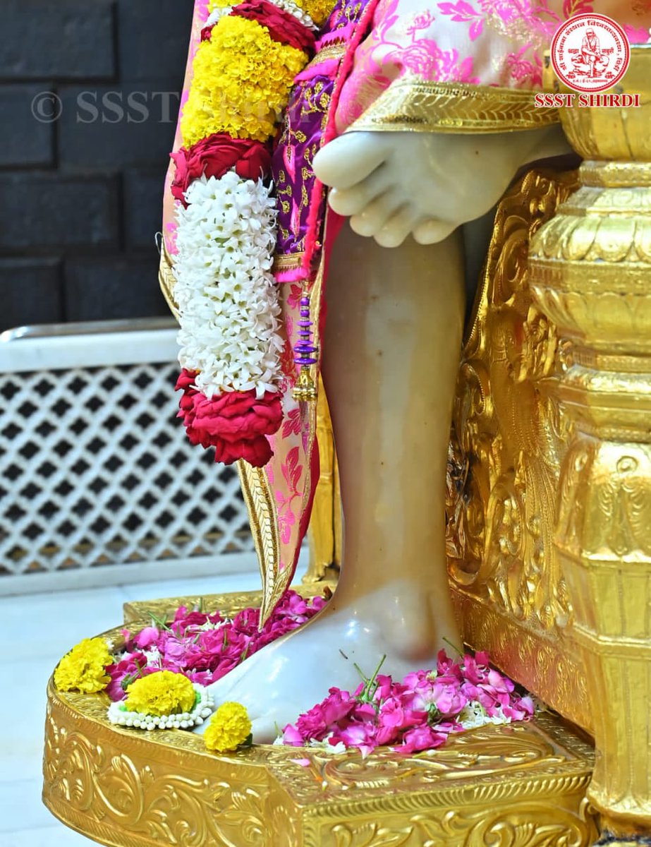 SaiShraddha11's tweet photo. 🙏श्री शिरडी साईबाबा धूप आरती दर्शन🙏
🌹रविवार ३० जून २०२४🌹
आरती साईबाबा । सौख्यदातार जीवा । चरणरजातली ।
द्यावा दासा विसावा, भक्तां विसावा ।। आ ।।
जाळूनियां अनंग। स्वस्वरूपी राहे दंग ।
मुमुक्षु जनां दावी । निज डोळां श्रीरंग। डोळां श्रीरंग।।
आरती साईबाबा...... https://t.co/eD7RreyNex