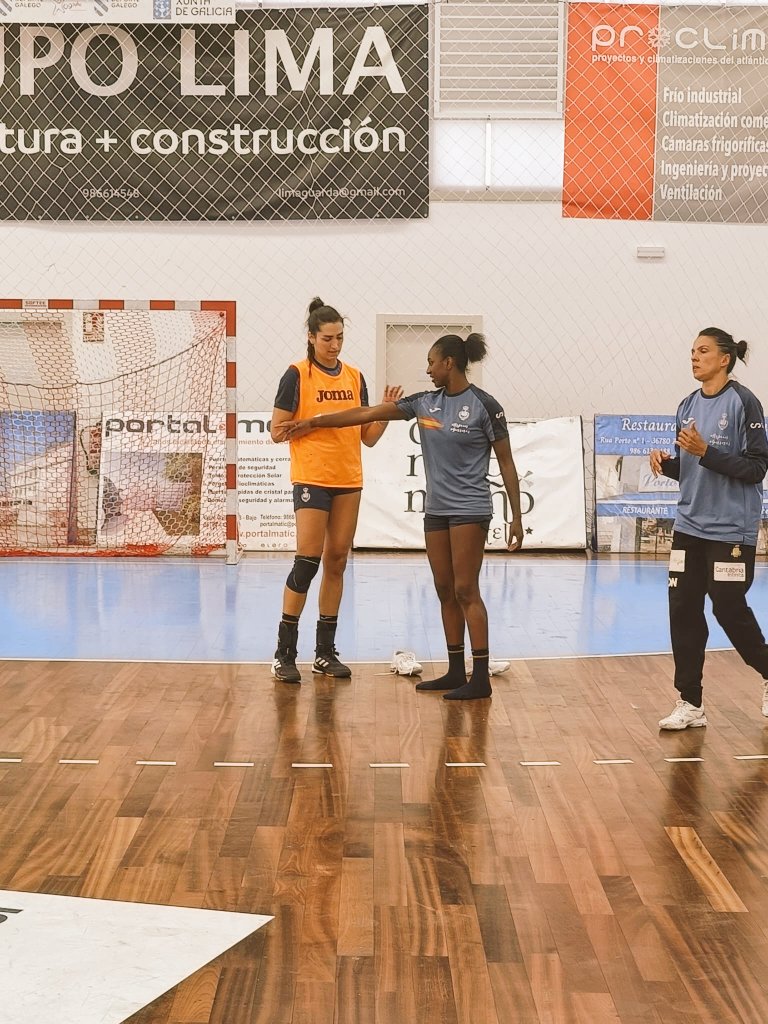 RFEBalonmano (@rfebalonmano) on Twitter photo ⚠️ 𝑨𝒅𝒗𝒆𝒓𝒕𝒆𝒏𝒄𝒊𝒂: esta imagen puede contener 𝐄𝐗𝐂𝐄𝐒𝐎 𝐃𝐄 𝐂𝐀𝐋𝐈𝐃𝐀𝐃 🤩
💫 <a href="/laragonzalez22/">Lara González</a> 🤝 <a href="/ShandyBarbosa86/">Alexandrina Barbosa</a> 🤝 @darlyzoqbi
🔜 ¡Muy cerca de finalizar estas dos primeras semanas de preparación olímpica en A Guarda! 💪🏼
#️⃣ #Guerreras🇪🇦 #SheLovesHandball ⚠️ 𝑨𝒅𝒗𝒆𝒓𝒕𝒆𝒏𝒄𝒊𝒂: esta imagen puede contener 𝐄𝐗𝐂𝐄𝐒𝐎 𝐃𝐄 𝐂𝐀𝐋𝐈𝐃𝐀𝐃 🤩
💫 <a href="/laragonzalez22/">Lara González</a> 🤝 <a href="/ShandyBarbosa86/">Alexandrina Barbosa</a> 🤝 @darlyzoqbi
🔜 ¡Muy cerca de finalizar estas dos primeras semanas de preparación olímpica en A Guarda! 💪🏼
#️⃣ #Guerreras🇪🇦 #SheLovesHandball