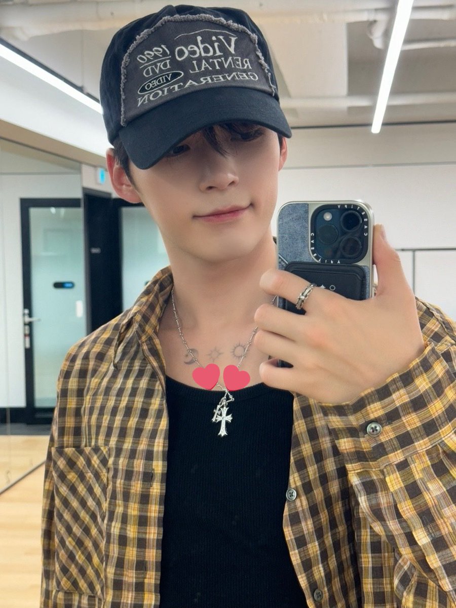 redeemstar's tweet photo. basically neul wear bin’s necklace.. 빈늘 https://t.co/gOhzHgH2Dk
