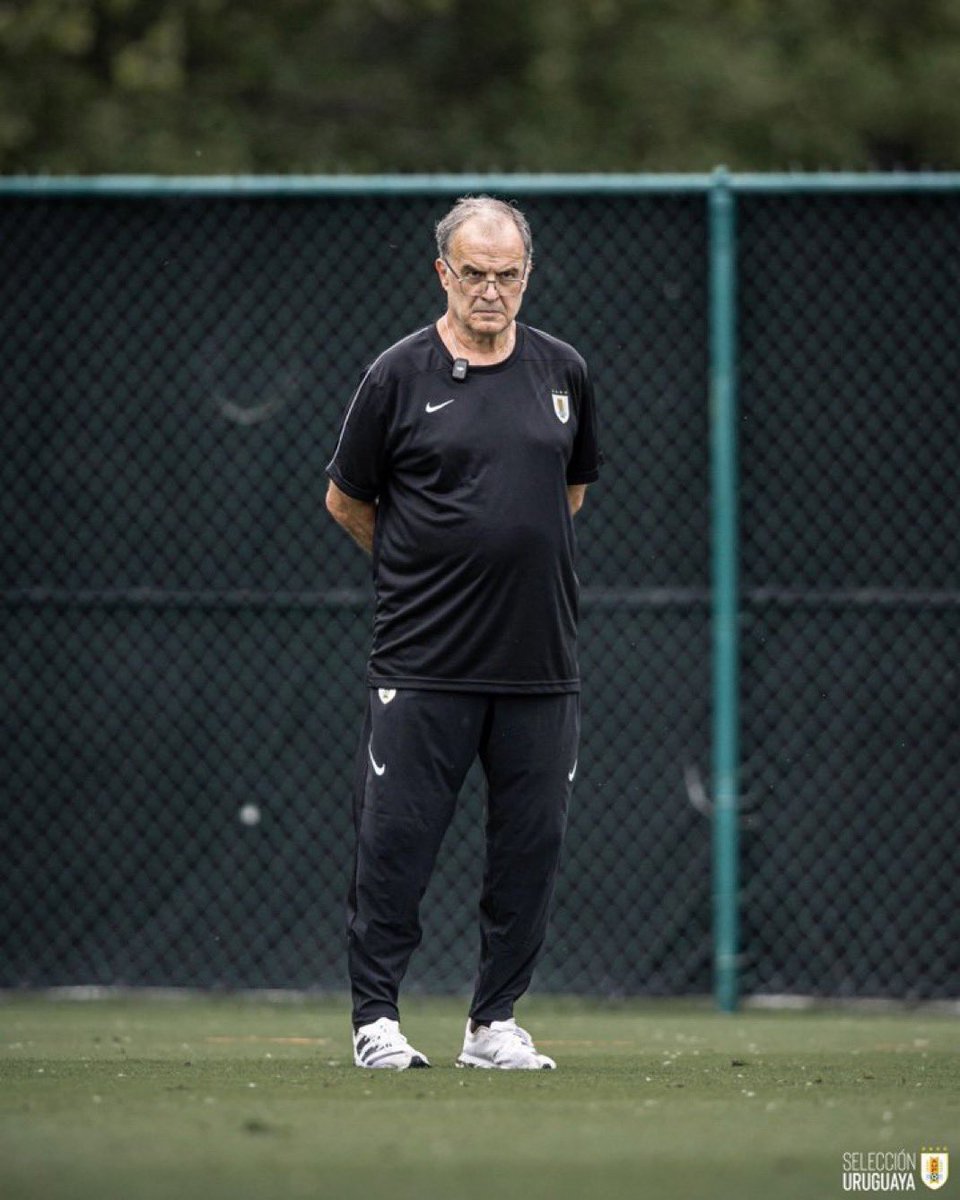 Buysan's tweet photo. ⚽️ Atención. Marcelo Bielsa fue suspendido por 1 partido y no dirigirá ante Estados Unidos. 
El motivo es la salida tarde del equipo al campo. Primero advierten y luego sancionan. 
➡️ @Uruguay entró 1’30’’ tarde en ambos juegos.  

No va a la Conferencia de Prensa. 
➡️ Pablo Quiroga dirigirá en cancha.  

Ampliamos en @DSports y @Polideportivouy