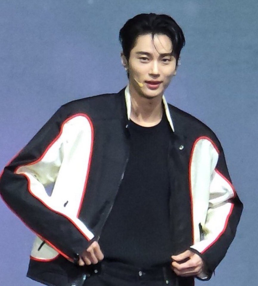 Jungkook_SNS's tweet photo. South Korean Actor Byeon Woo Seok, who gained popularity for his K-drama “Lovely Runner” was seen wearing the same jacket as Jungkook from 3D MV in his fanmeeting https://t.co/w3mFR5vjGt