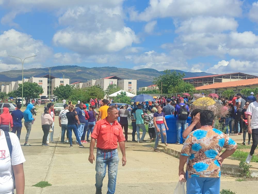 immioficial's tweet photo. #30Jun 📸 #EnFotos El #SimulacroPorLaPaz 🗳️🇻🇪 Abarrotado y en un ambiente de paz se lleva a cabo el simulacro en el Centro Electoral Aristóbulo Istúriz en el Urbanismo Alí Primera de la Parroquia Tamaca #Lara

#SimulacroPorLaPaz
#SimulacroPorLaPaz https://t.co/KWHRgpL4c3