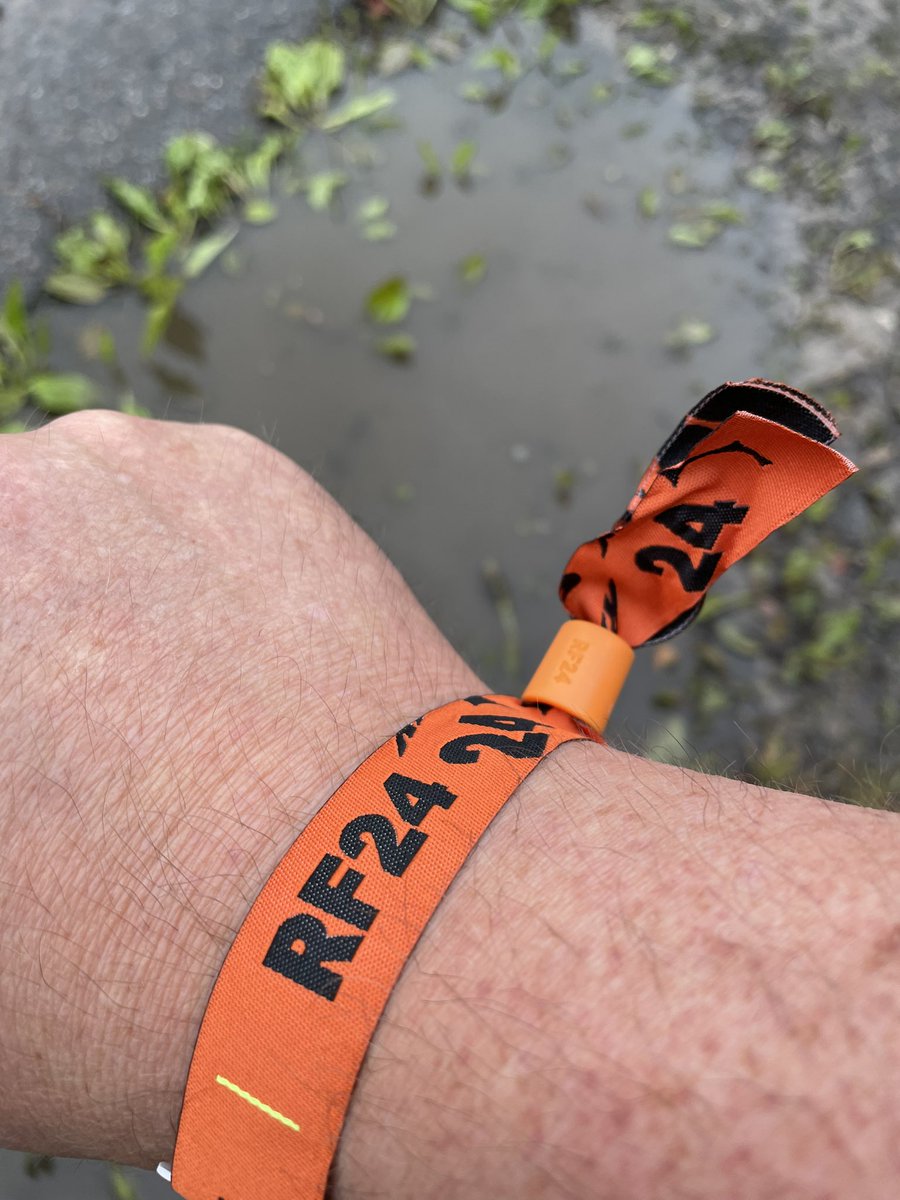 hmohr's tweet image. Så er det sgu endelig rigtig Roskilde Festival. Trafikkaos, syndflod og mudder.  Yeah! #RF24