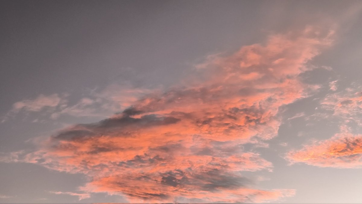 cevallosccm's tweet photo. #Nubes 

Atardecer mágico, nubes cargadas de energía https://t.co/qroN2XOxq3