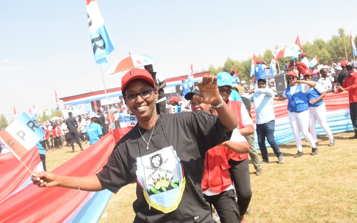 munyanezatheo1's tweet photo. Intore z'Umuryango, Abanyamuryango ba @rpfinkotanyi ibibumbi bisaga 60 byahatwitse mu #Mayaga, Umurenge wa #Nyamiyaga, muri @Kamonyi mu kwamamaza #Umukandida wabo @PaulKagame n'#Abadepite. @RPF_South @EgidieBibio @oswaki @Annemwiza @AngelMutabaruka @RwandaLocalGov @rpfkamonyidist https://t.co/d7uTnXKvOw