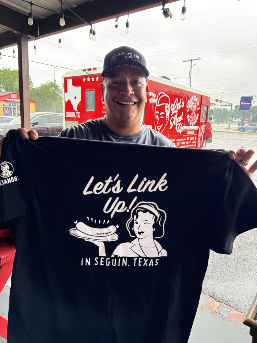 DavilasBBQ's tweet photo. Come see our new merch - we have shirts, hats, aprons, BBQ Rub, and cookbooks! These also come in red - perfect for your July 4th look!
#stillsmoking #letsmeatup #letslinkup #DavilasBBQ #Since1959 #SeguinTX https://t.co/ogZ2bm8YxJ