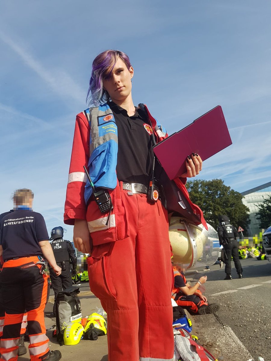 demosanitater's tweet photo. 7) #Essem #Düsseldorf #Demosanitäter*in #Demosanis #Demosani #Riotmedic #Streetmedic #Retten #Ehrenamt #e2806 #e2906 #e3006 #Grugahalle #Parteitag #widersetzen https://t.co/UsyIzAeap5