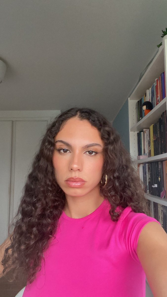 bookdive's tweet image. You + your current read 🌺✨🐚