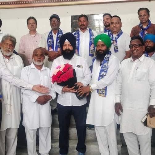 Advt_Arvind's tweet photo. पंजाब मे @bspindia के प्रदेश अध���यक्ष @JasvirSGarhi जी के सानिध्य में आजाद लोकदल पार्टी का बीएसपी में विलय हुआ। इस मौके पर आजाद लोकदल पार्टी के अध्यक्ष सुरजीत सिंह ने अपने समर्थकों के साथ बीएसपी को मजबूत करने का संकल्प लिया। इस मौके पर दोनो दलों के नेता मौजूद रहे।
#BSP #Mayawati https://t.co/HqCCs0h4L1
