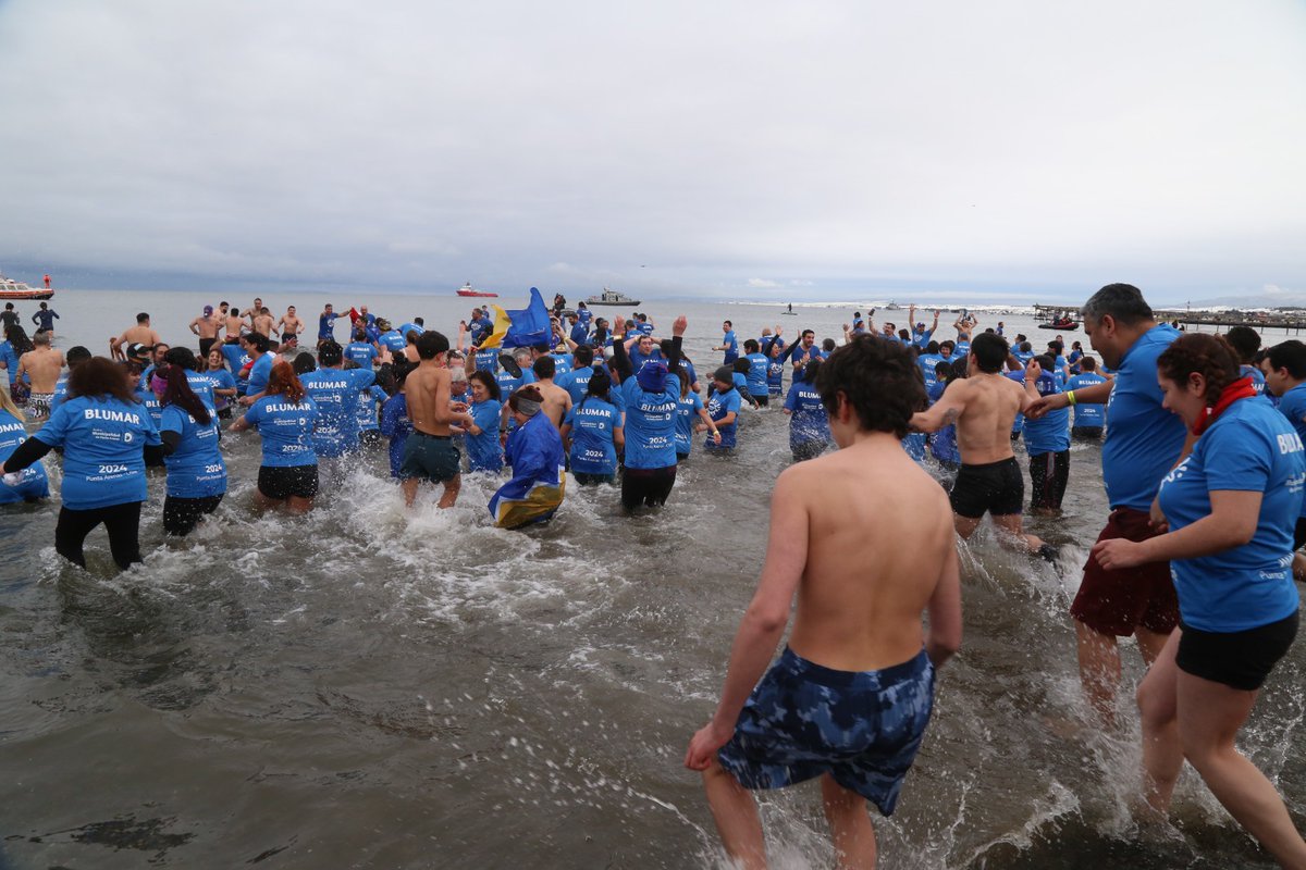 Bajo una ola polar y con -4° de temperatura se vivió sábado el tradicional espectáculo magallánico, donde locales y visitantes llegaron hasta la costa para sumergirse en las frías aguas del estrecho de Magallanes en Punta Arenas, ciudad sede de nuestro XXV Congreso.