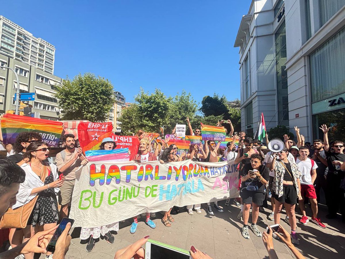 İstanbul Onur Yürüyüşünde en az 15 arkadaşımız hukuksuzca gözaltına alındı.

Baskılarla mücadelemizi engelleyemezler. Arkadaşlarımızı alacağız. #Pride2024