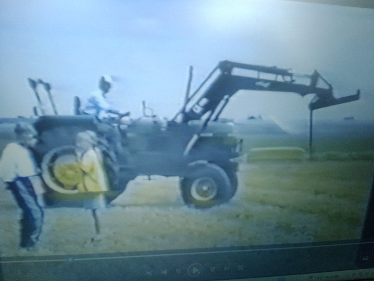 PSliepen's tweet photo. Geen over duidelijke foto.
Ik ben op zoek naar deze trekker.
@JohnDeere 2250 uit ca 89 met Chief voorlader en is in Maart 98 verkocht aan een veehouder uit America (Limburg) nadat mijn vader de melkveehouderij heeft beëindigd. https://t.co/J115bG6SIa