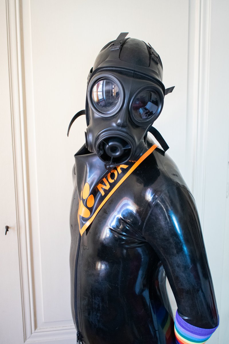 Embracing every curve in my favorite rubber suit. 🖤

📸 : <a href="/PupEir/">Pup Eir</a>