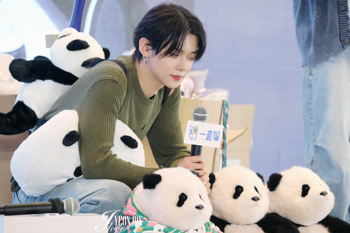 yeonjun with his baby pandas 😭