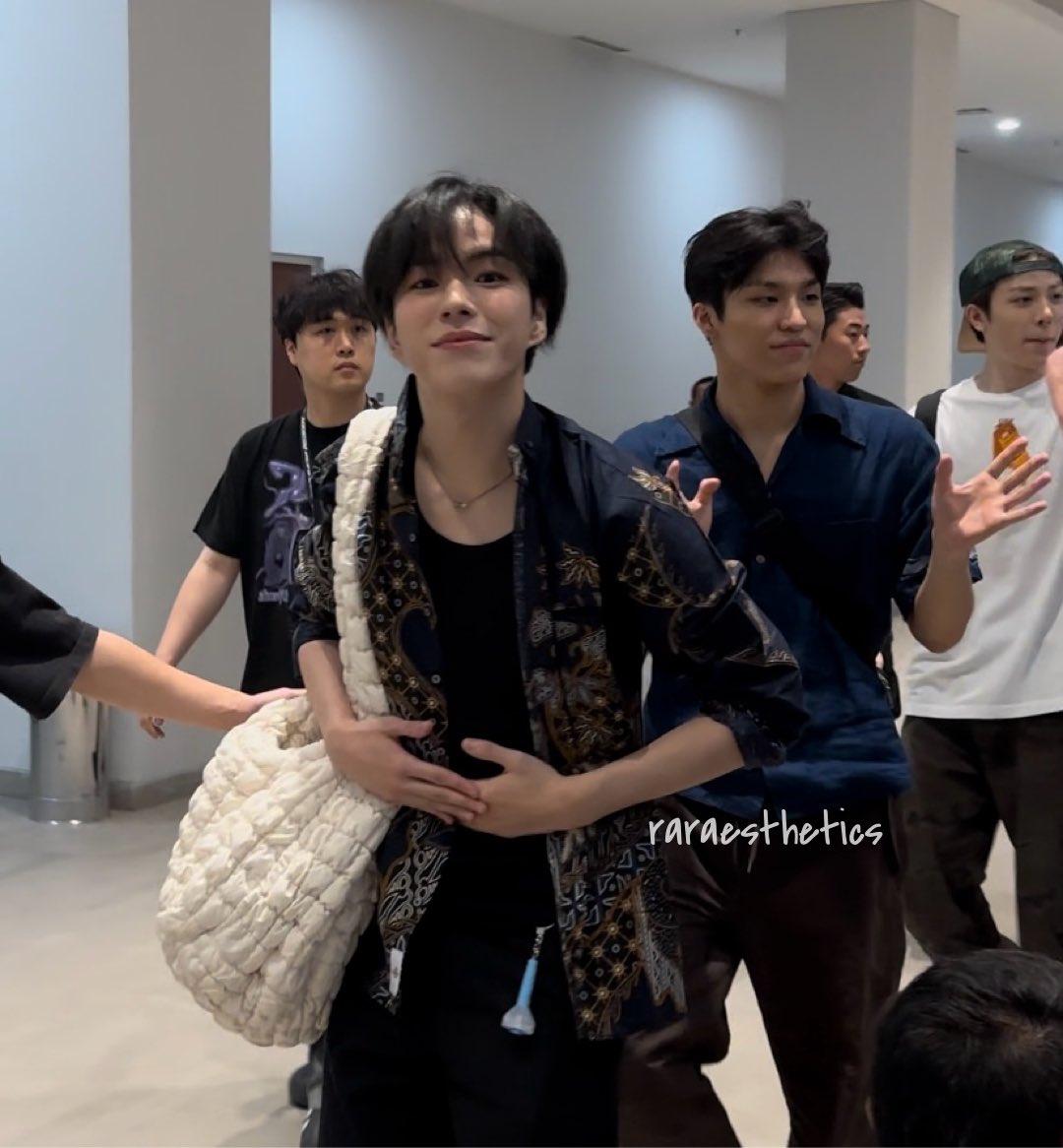 raraxthetics's tweet photo. Jaehyuk wearing batik during sendoff🥹💖

#TREASURE_REBOOT_IN_JAKARTA https://t.co/BytLUpy16g