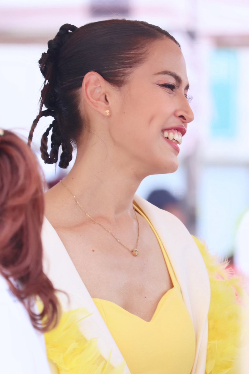 Liqueur_6741's tweet photo. ฝนตกแดดออก อากาศร้อนสุดๆ แต่พี่กอล์ฟก็เอเนอจี้ๆบูสๆทั้งงาน เก่งมากกกกกกเลยนะคะ พักผ่อนเยอะๆ ไม่ป่วยน้าคุณลูกเจี๊ยบ 🐣💛 #gorfern 🩷❤️🧡💛💚🩵💙💜🖤🩶🤍🤎 https://t.co/9vQ7V9azps