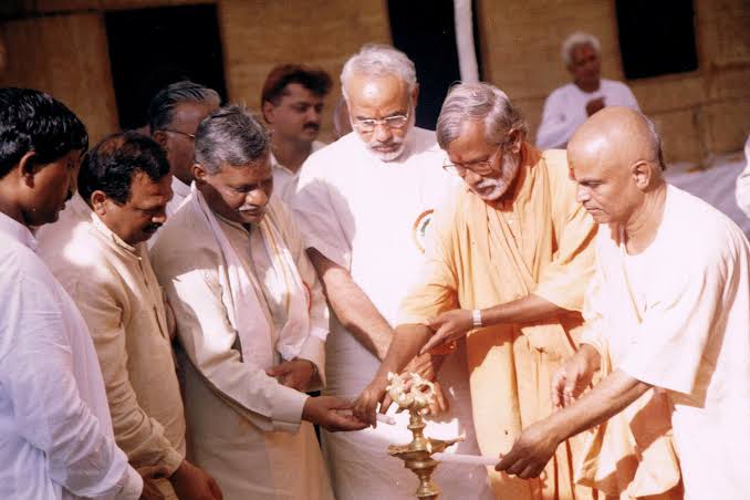 नरेन्द्र मोदी आतंकवादी असित चटर्जी उर्फ असीमानंद के साथ!धिक्कार है नरेंद्र मोदी का जिसने 2024 को ईवीएम घोटाला करके सत्ता में आते ही आरएसएस के सभी आतंकवादियो को जेल से बाहर निकाला
ईवीएम के कारण ही ब्राम्हणी आतंकवादी बचे!
#SadanandDateInvolvedIn26_11