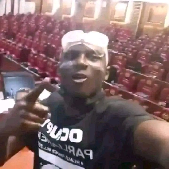 "Mr speaker Sir we're here to address you.."  R.I.P liberator 
It's a sad news 😭💔