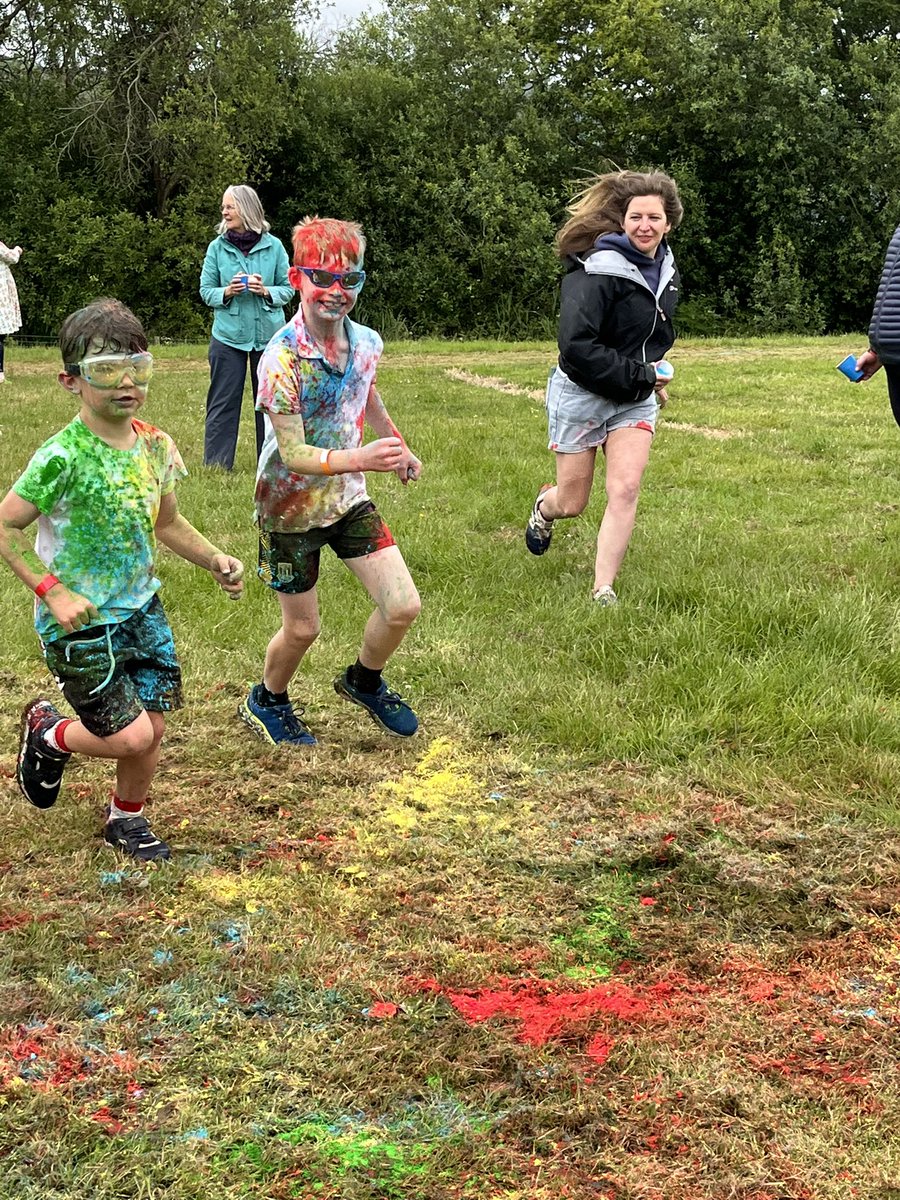 Diwrnod bendigedig heddiw dan ofal ‘ffrindiau’r Ysgol’. Pawb wedi mwynhau 
Fantastic day today thanks to the ‘friends of the school’. Great time had by all. 
#colourrun