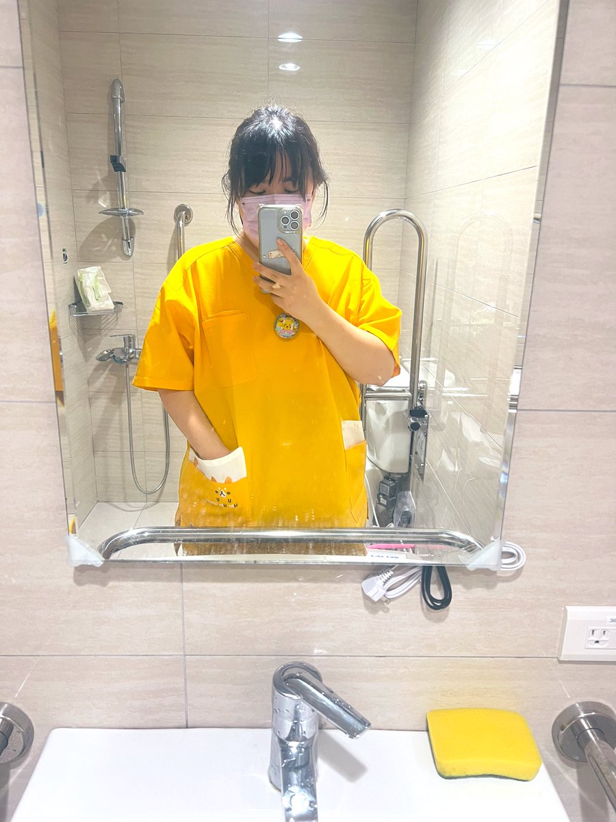 ssy__bdsm's tweet photo. 夜班總是故意穿這個顏色🤪
不覺得法力無邊嗎？
就差一把桃木劍 https://t.co/ohyHQEY9El