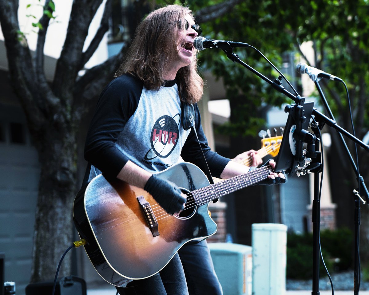 It was great to see everyone at the pop-up acoustic show in Minneapolis!  Here are some photos from the amazing Dan Michener.  #indierock #melismatics #acousticsessions #gibsonguitars #fenderbass #gibsonj45