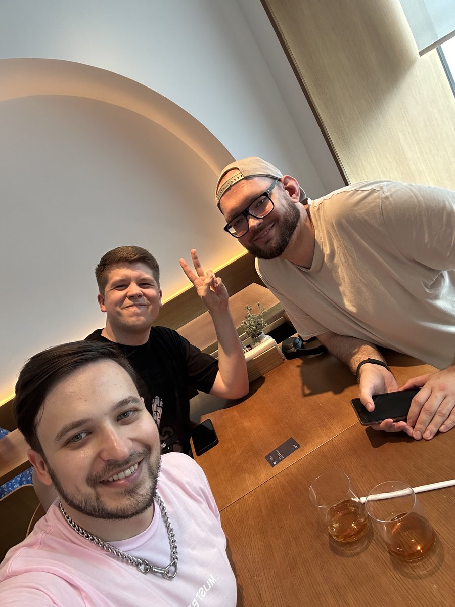 А вы знали, что некоторые странички в твиттере ведут настоящие люди?!

<a href="/diroffus/">Ivan Efimov</a> <a href="/mighty_dmitry/">Dmitry Veretev</a>