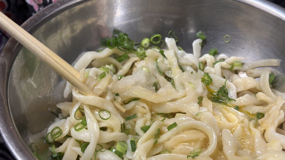 麺から手作りしたうどん！
ぶっかけで食べていたらミクルはアツアツの釜玉を腹いっぱい食べたいと4人前を注文
大きい器がなくて代わりにボールで食べています
熱すぎてまともに持ててないｗ

P.S.
この後、さらにぶっかけを1人前食べていました