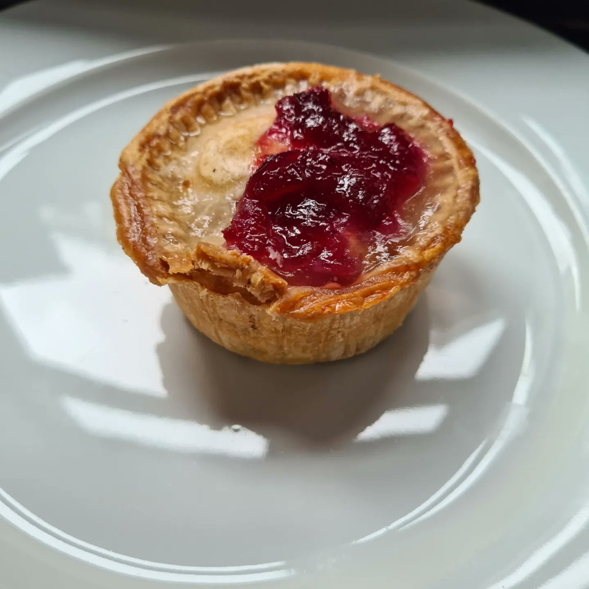 thelifeofpies's tweet image. Ashlea Farm Turkey &amp;amp; Cranberry Pie (£1.95) The pastry smells gorgeously fresh, with jelly on top as well as cranberry. Plenty jelly,  pleasant balance of pork and turkey mince, giving it a lighter filling than a standard pork pie. #porkpie #turkeypie