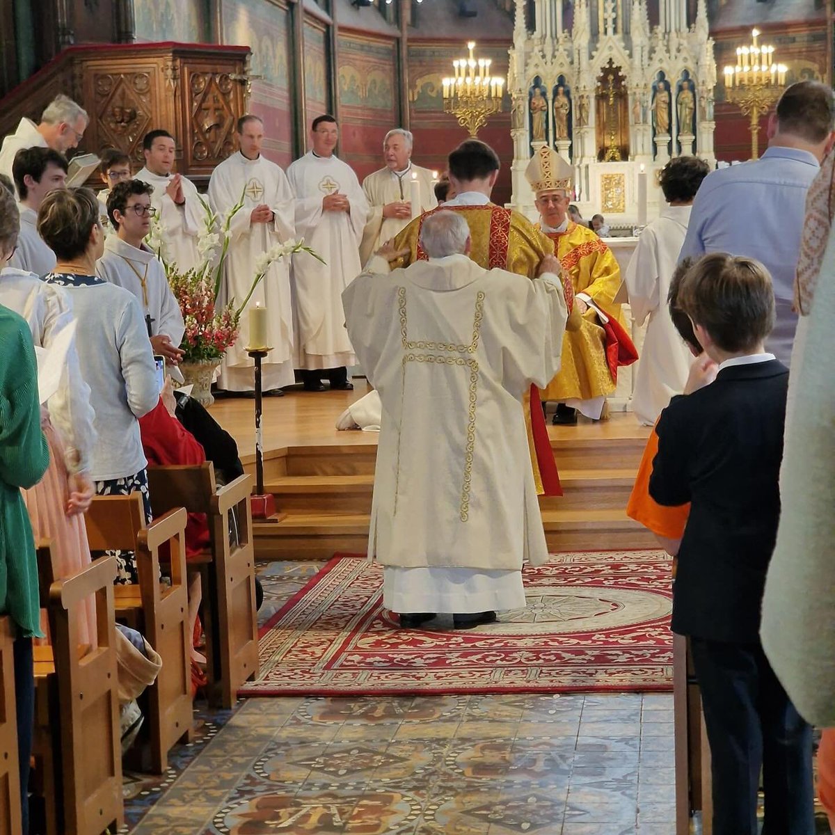 92notredame's tweet photo. Images de l’ordination du Fr. Jerôme Dejoie lc à ND de Boulogne
« Cher Jérôme et vous tous, frères et sœurs, rendons grâce pour la célébration de ce jour qui nous remet devant notre appel à vivre en serviteur de la vie dans la foi au Christ » @MgrMRouge 
https://t.co/hFd4LIlByP https://t.co/Toh7JkLgs1