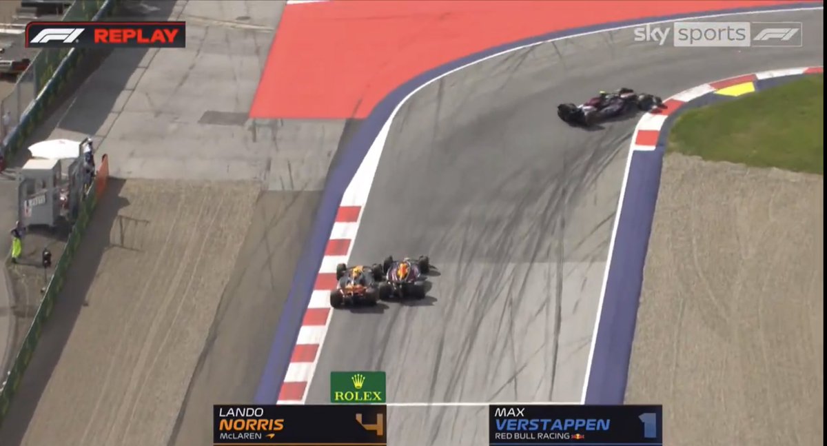 Willseh14's tweet image. Verstappen left more space than Vettel did