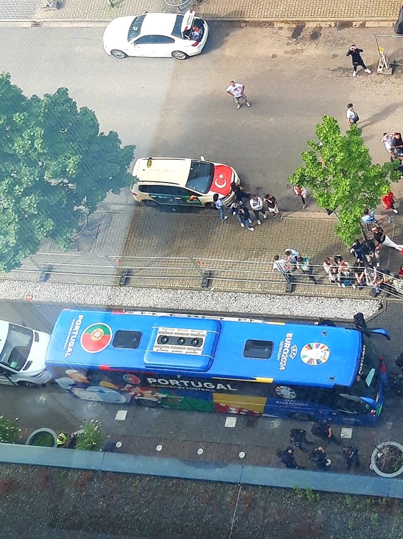 mieszkam w jednym hotelu Ronaldo. wnukom będę opowiadał ;)