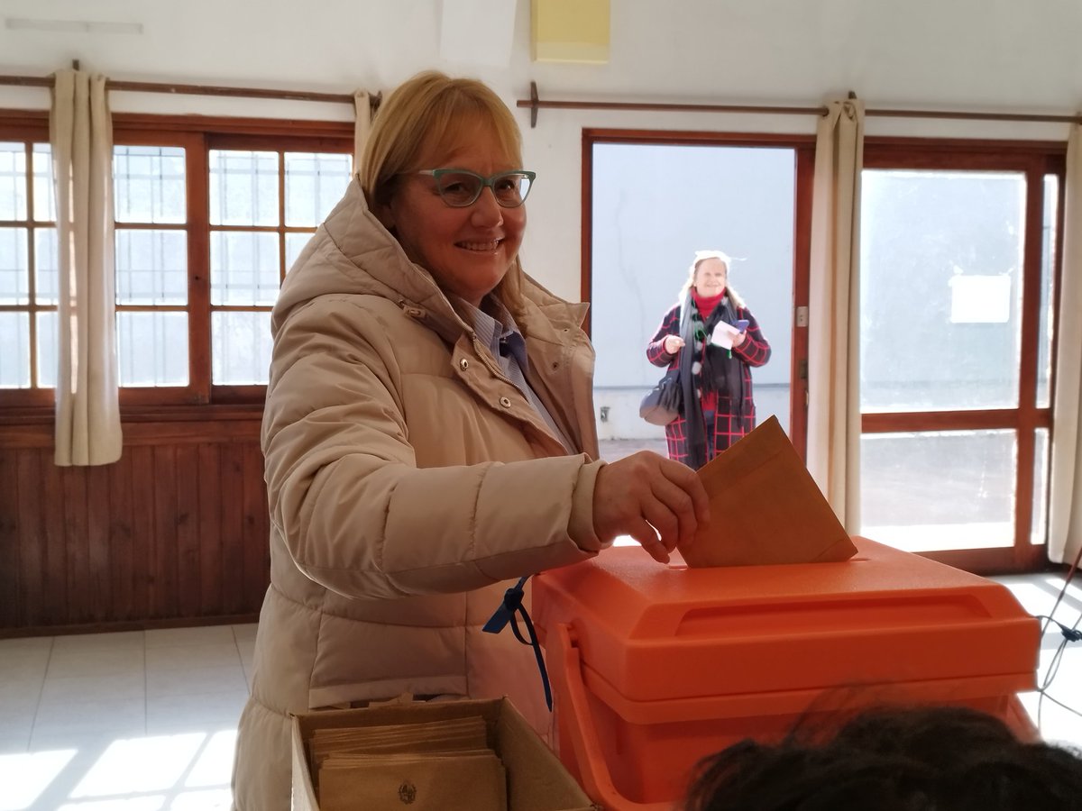 MariaIneslec's tweet photo. Adriana Graziuso precandidata a intendente en Maldonado voto este mediodía "sufragar es hacerse escuchar, el pueblo que se expresa, es la forma que tenemos de participar en los gobiernos y en las decisiones de todos los días". #EleccionesInternas2024 #LaDiariaMaldonado @ladiaria https://t.co/TxpYy6373a