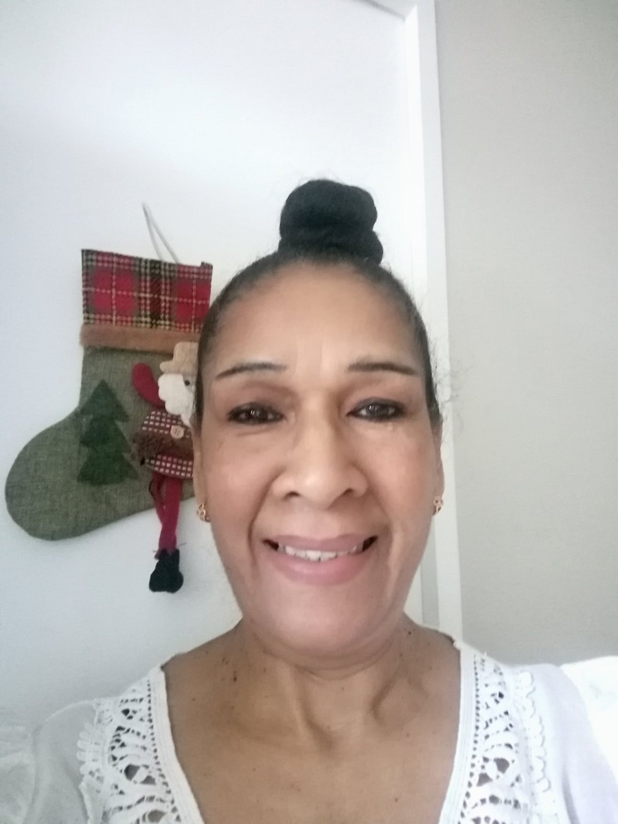 LorenaViky's tweet photo. A pesar de mi sonrisa en la foto no puedo quedarme callada por la molestia por estos tres días con un Internet deficiente de parte de WOM en Santiago de Chile.
Cuando llegue la planilla de pago va hacer completa y lo decepcionante, pensaba iba a ir bien https://t.co/qVuzeRvCyu