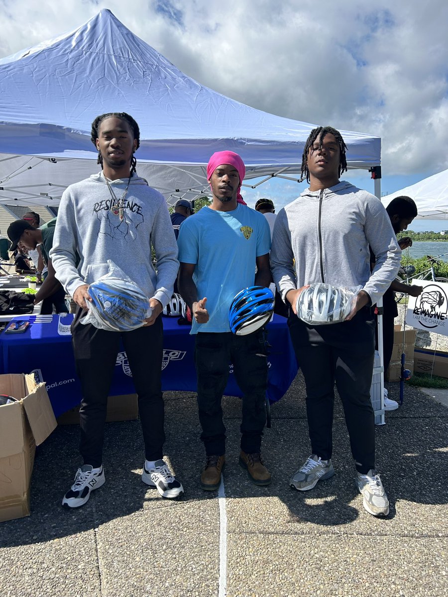 PalBuffalo's tweet image. Today #buffalopal is supporty these two events at Freedom Park! We are giving away bike helmets ⛑️ 🚴🏽 in an effort to prevent traumatic brain injuries when 🚲 🛼🛹 🛴 calendar: buffalopal.com/pal-bicycle-sa…