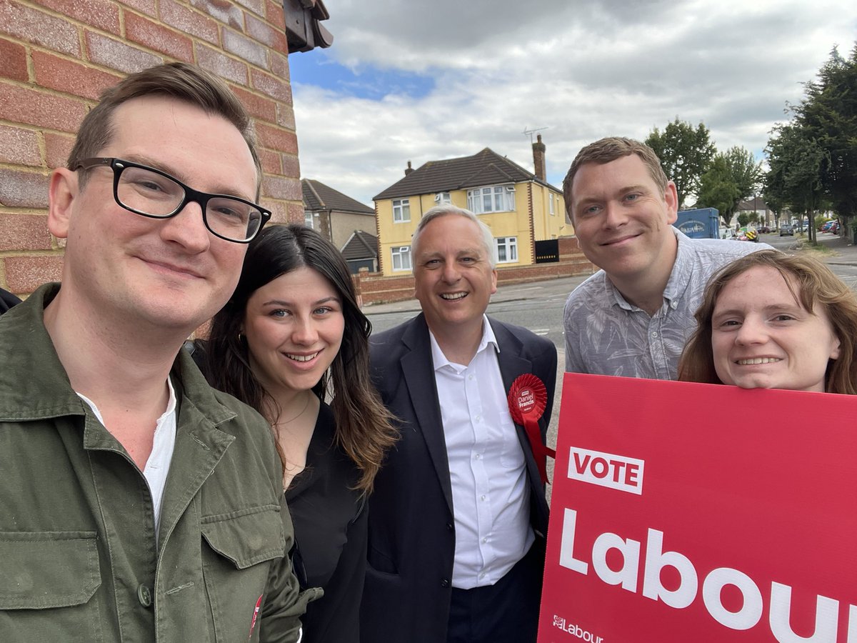 rosiemparry's tweet photo. One last Sunday session for the lovely @danfrancis02 in Bexleyheath &amp; Crayford. Esp enjoyed taking to Paul &amp; Tracey through their doorbell cam, we really will try to ‘get that lot out for good’. Even had time for the charity shops afterwards. https://t.co/52j7BKYoBy
