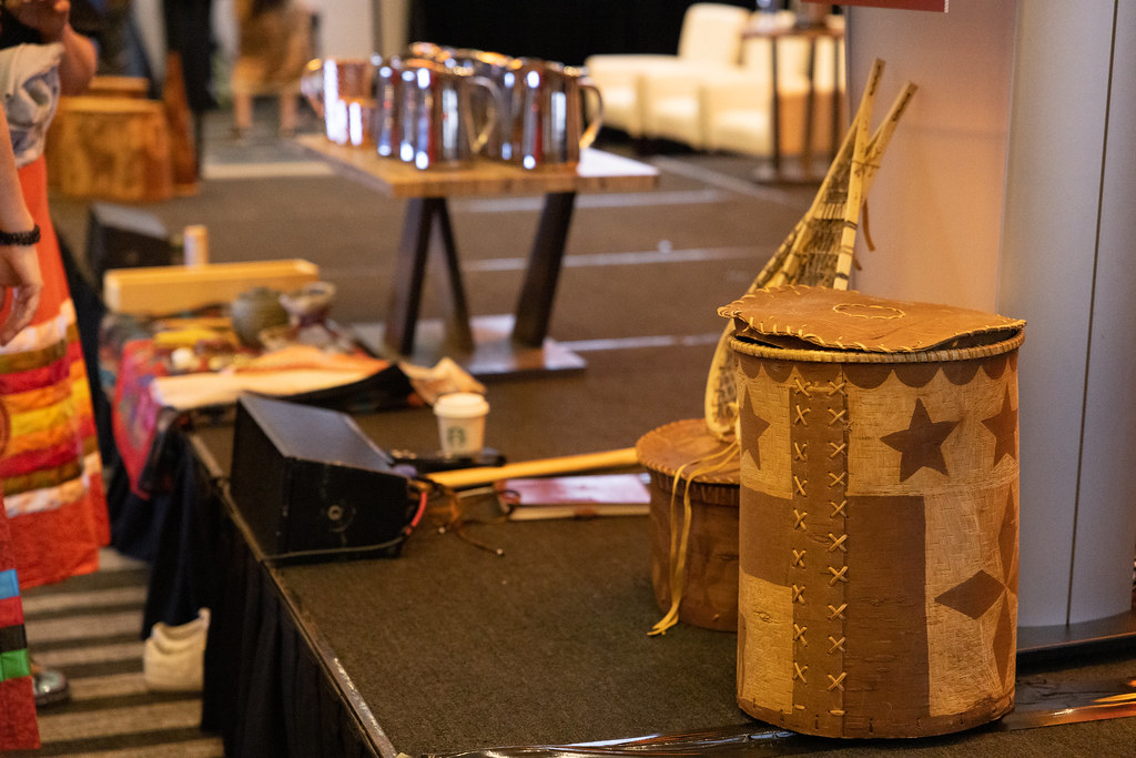 land_guardians's tweet image. 🪶As #IndigenousHistoryMonth comes to a close, we’d like to take a moment to celebrate and support Guardian Programs, where Indigenous communities lead the way in preserving lands, waters, and cultural revitalization efforts.✊#LandNeedsGuardians

📸@BxBCreative