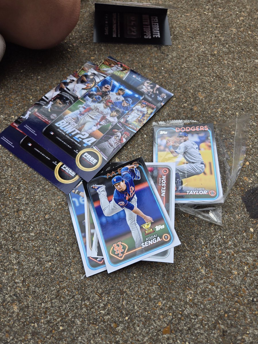gmore75's tweet image. . @Topps thanks for the cards and giveaway at #Cardinals game.