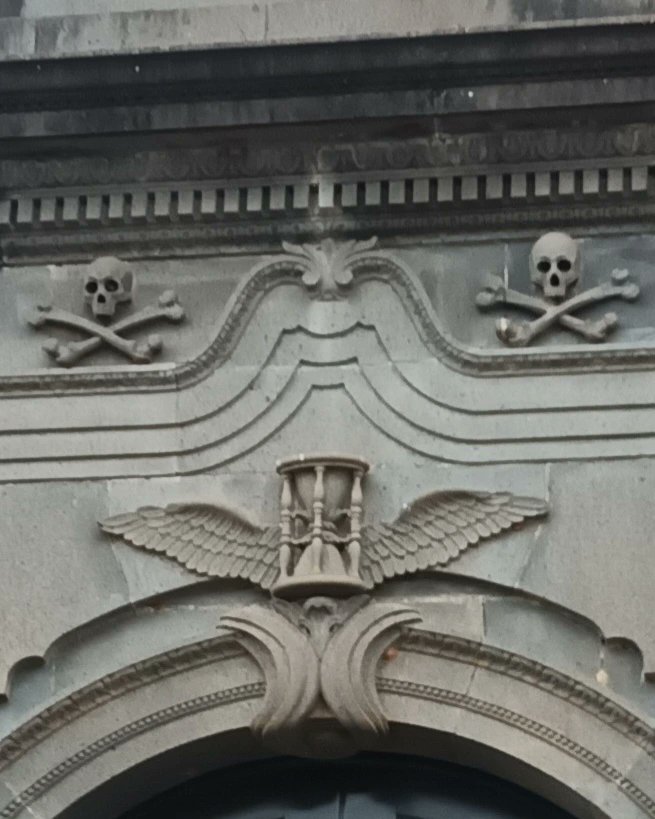 I never noticed this before (was my daughter that pointed out ....dad  look Pirates 😊) however I do like the touch of the Hourglass with wings. This is the cemetery at S.Martinho.
#madeira