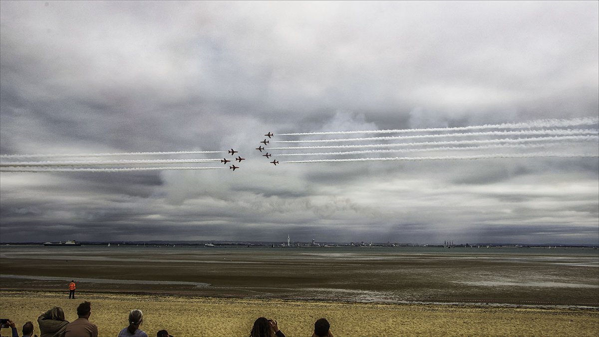 My contribution to the event of the day here on the #IsleofWight the fly past of the #RedArrows along the Solent in celebration of Armed Forces Day. Click to see full size.