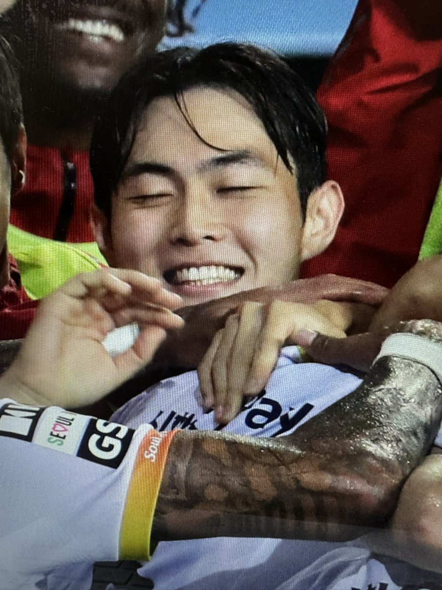 강성진 하... 왜 눈 감은 것도 귀엽냐...!!!!
우리 강아지때문에 할미 잇몸이 마르고 광대가 내려오질 않는다구...!!!

#강성진