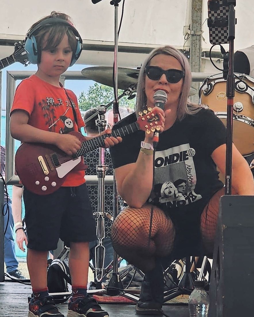 We had a fabulous time at GuilFest yesterday 💫 Thanks to Keith and the rest of the crew for welcoming us and for those who came to see us  🎶

An extra special gig for Bob’s son Toby who joined us for our last song, playing his first live gig at the age of 4! 😁

📸 Sholee Parry