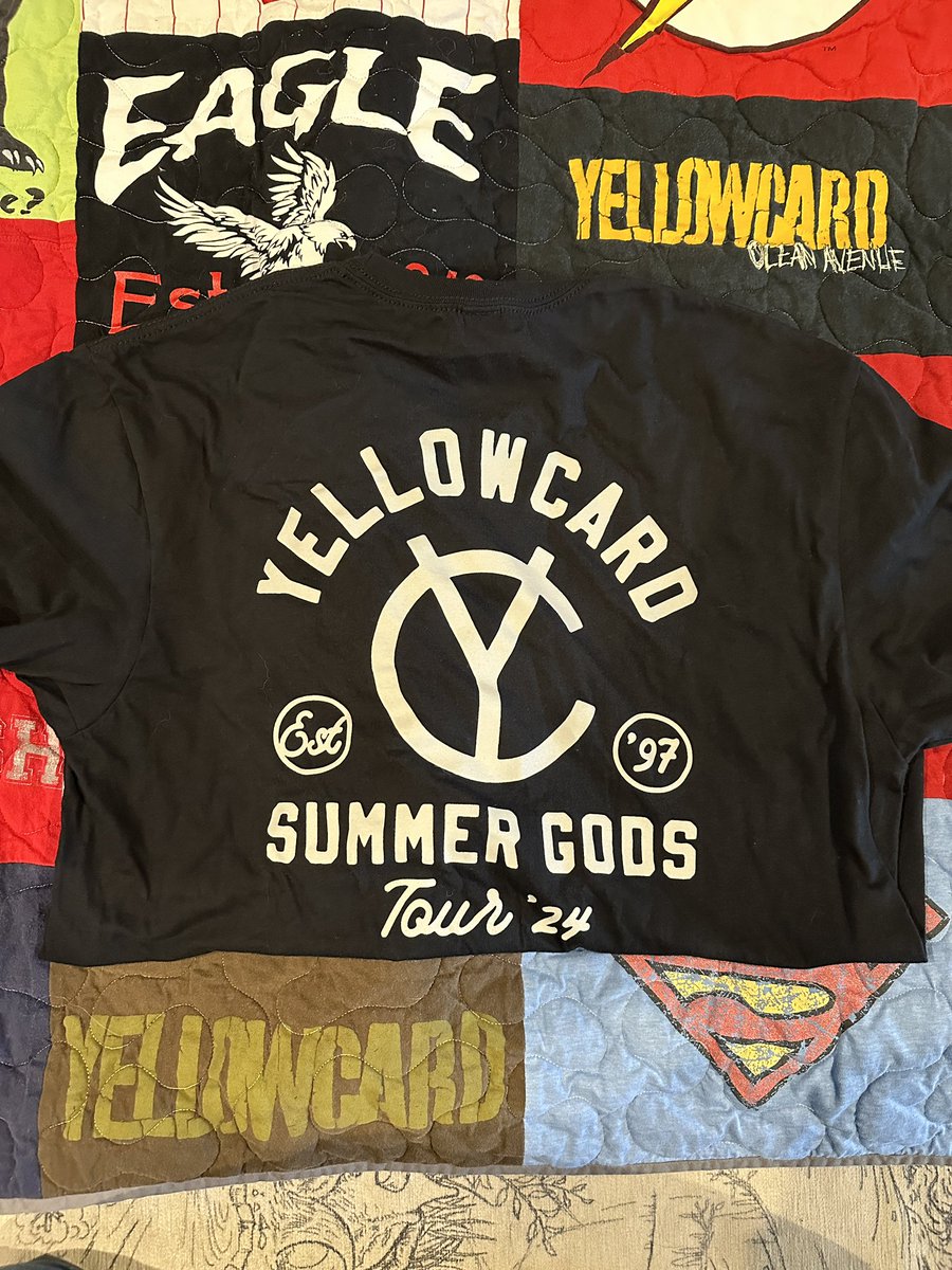LogHurrr's tweet image. Since my other Yellowcard shirts from 20 years ago made it into a quilt, I had to purchase a new one. #yellowcard @williamryankey @smackinyc amazing concert last night!! Any chance Gifts and Curses makes it on a playlist someday??